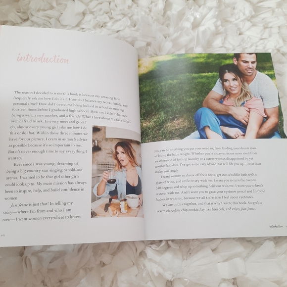 Just Jessie Book by Jessie James Decker NWT New Guide Life, Love, Family, & Food - Picture 3 of 13